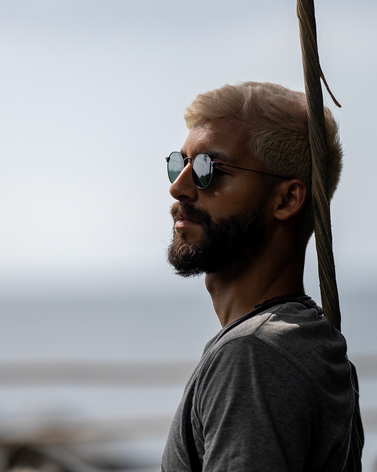 Mann mit Sonnenbrille am Meer