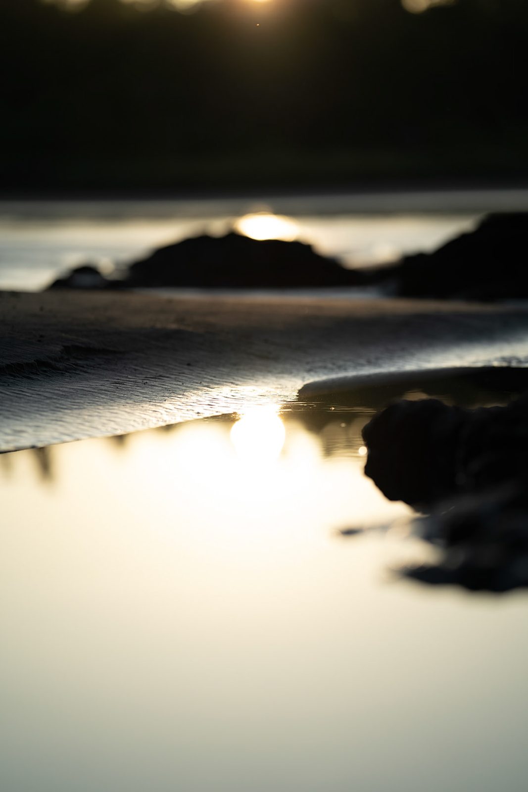 Fluss trifft am Abend auf den Strand