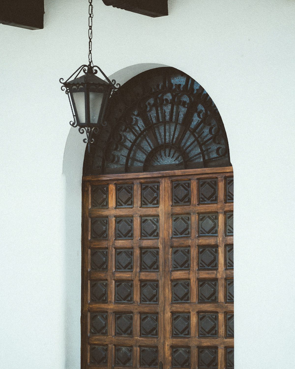 Alte Holztür mit Bogenfenster
