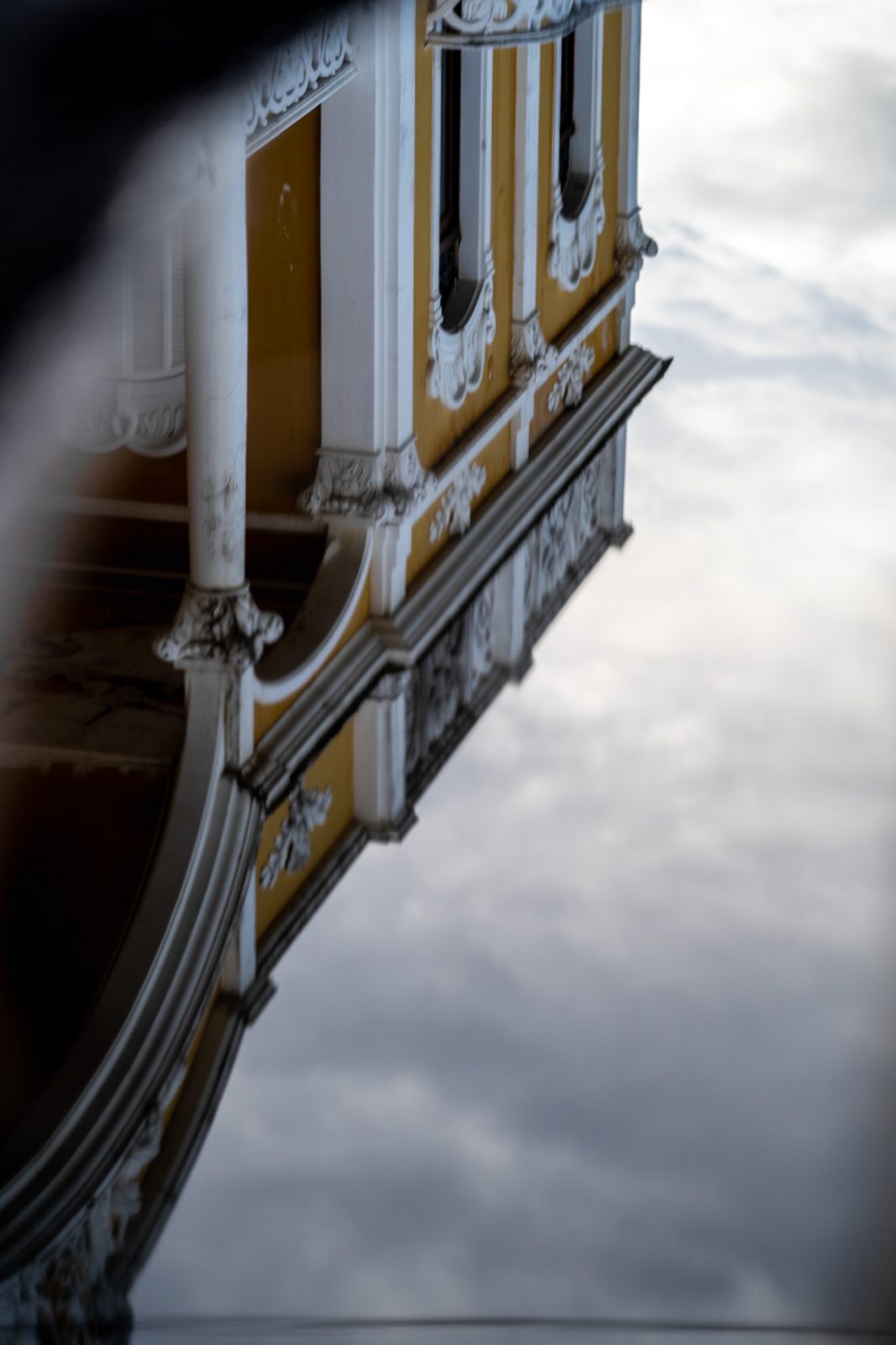Fassade mit Balkon gegen den Himmel