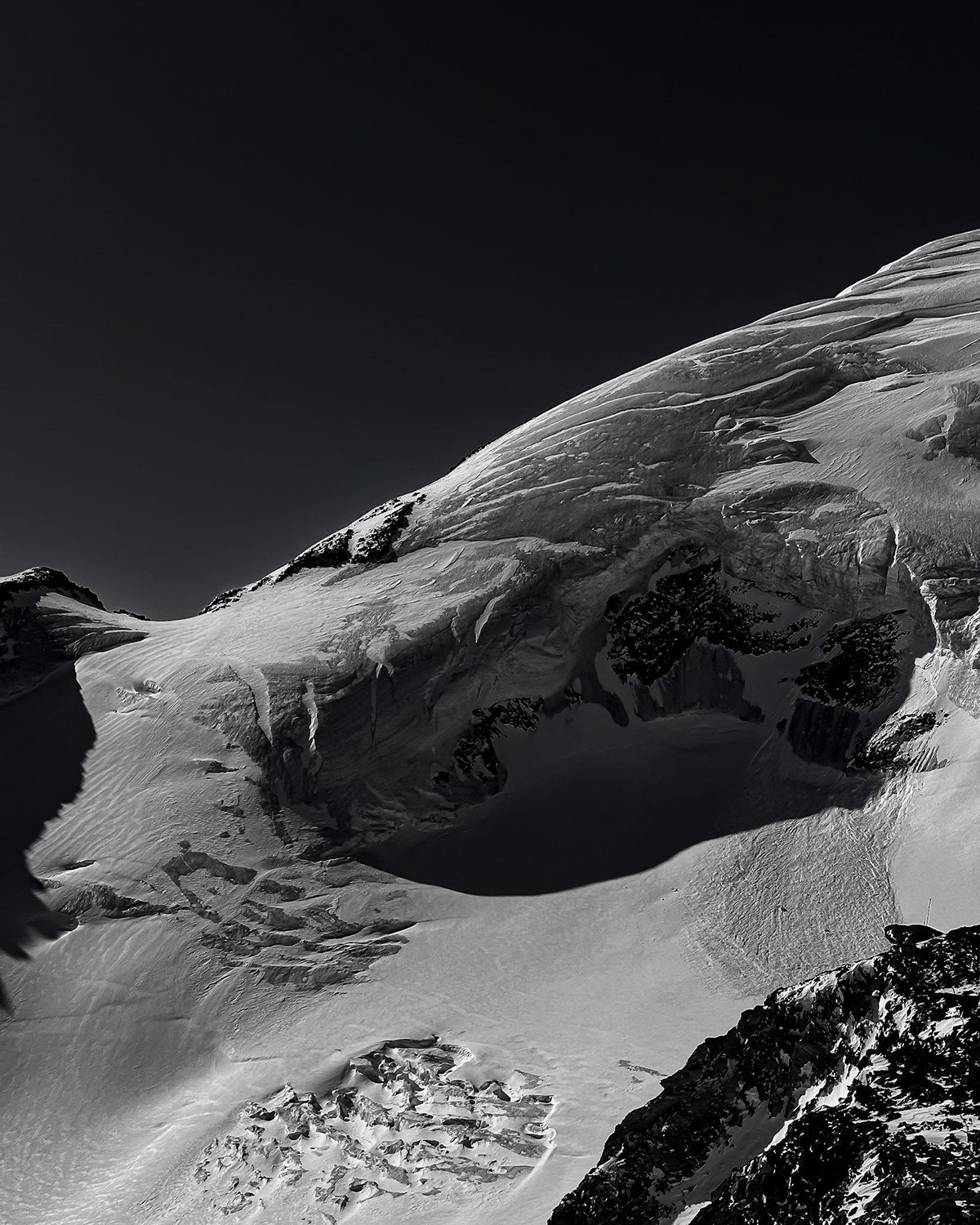 Felsformation im Schnee aus der Luft