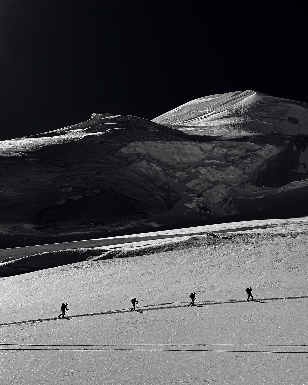 Gerahmter Fine-Art-Print „Trace on frozen ground“: Schneefläche mit feiner Spur, weißes Passepartout, schwarzer Rahmen