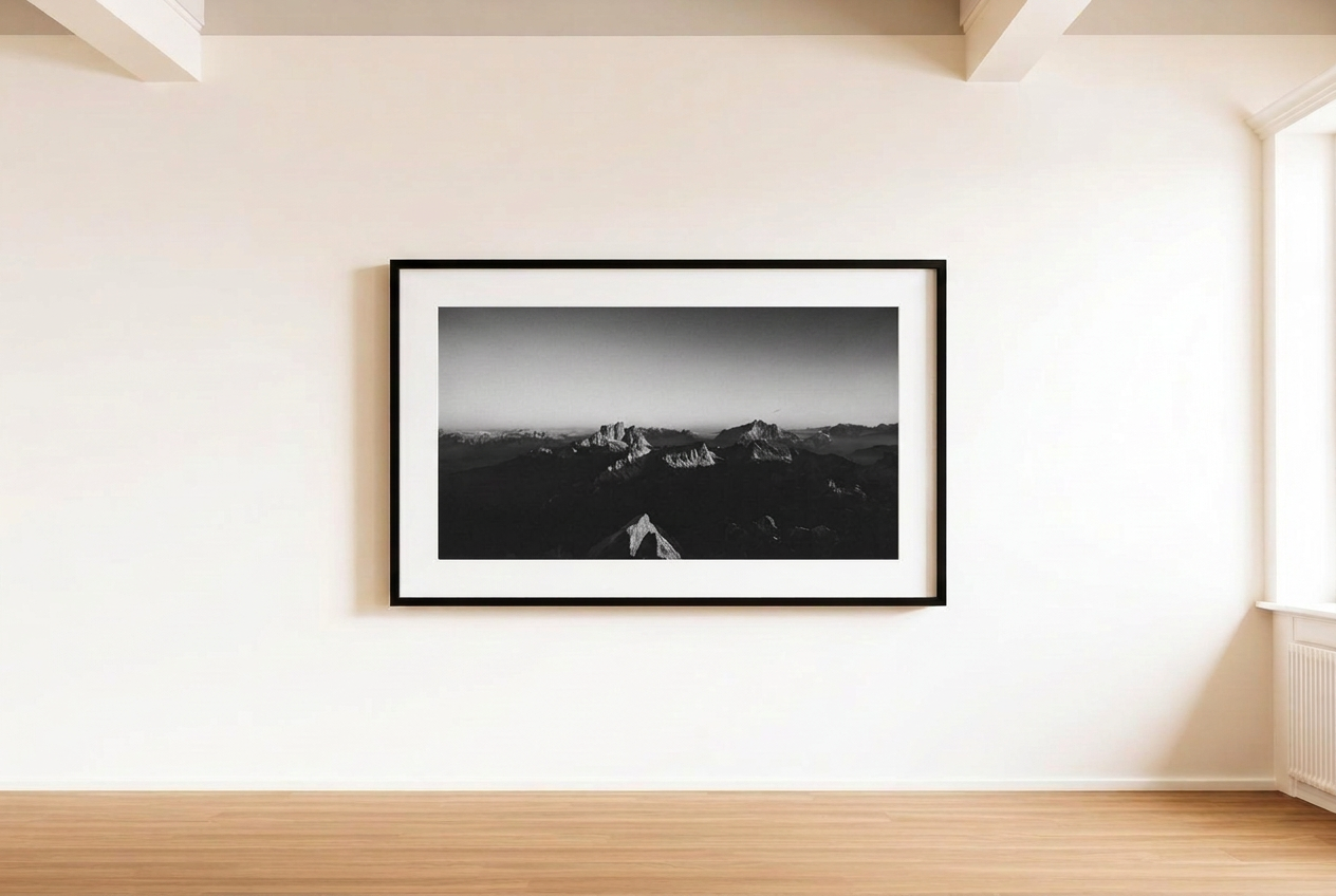 Gerahmter Print an einer hellen Wand in einem minimalistischen Raum